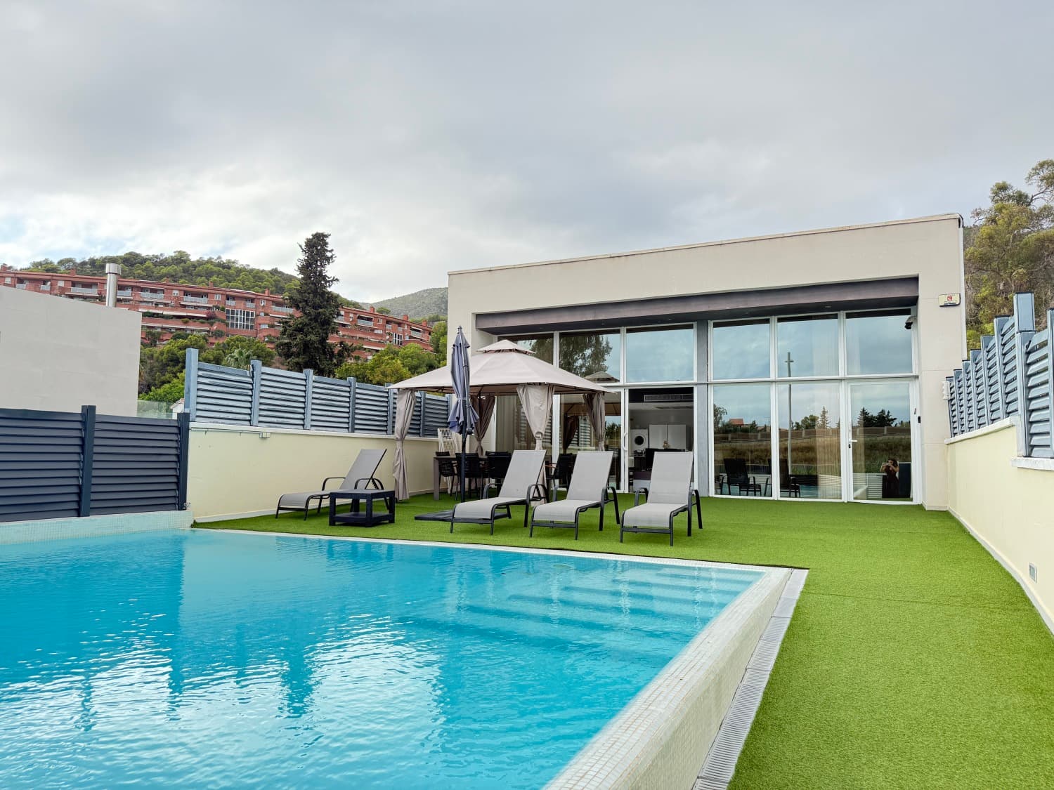 Villa Marly bajo la luz del Mediterráneo en Castelldefels